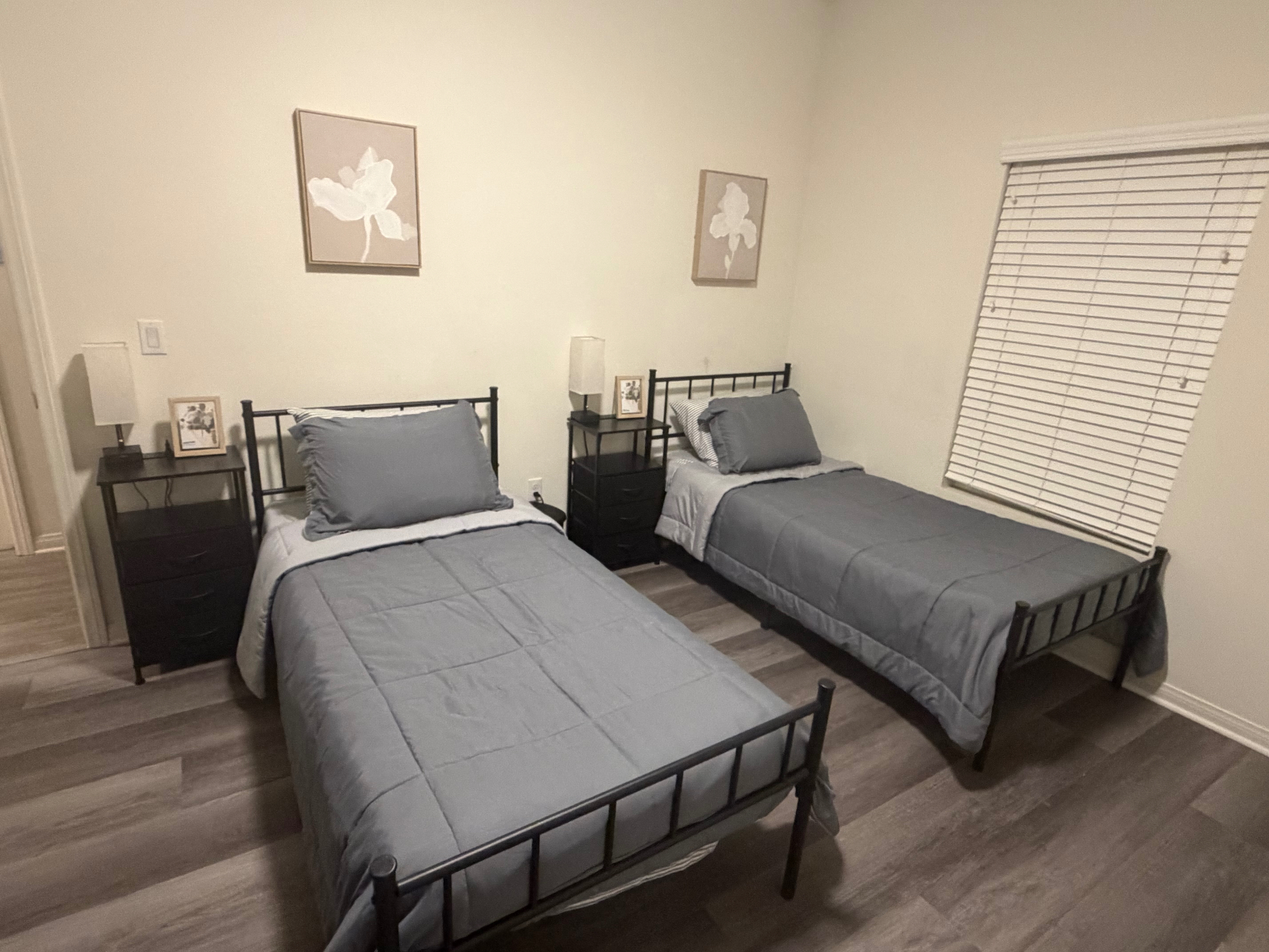 Shared bedroom with two twin beds at Casa De Luna