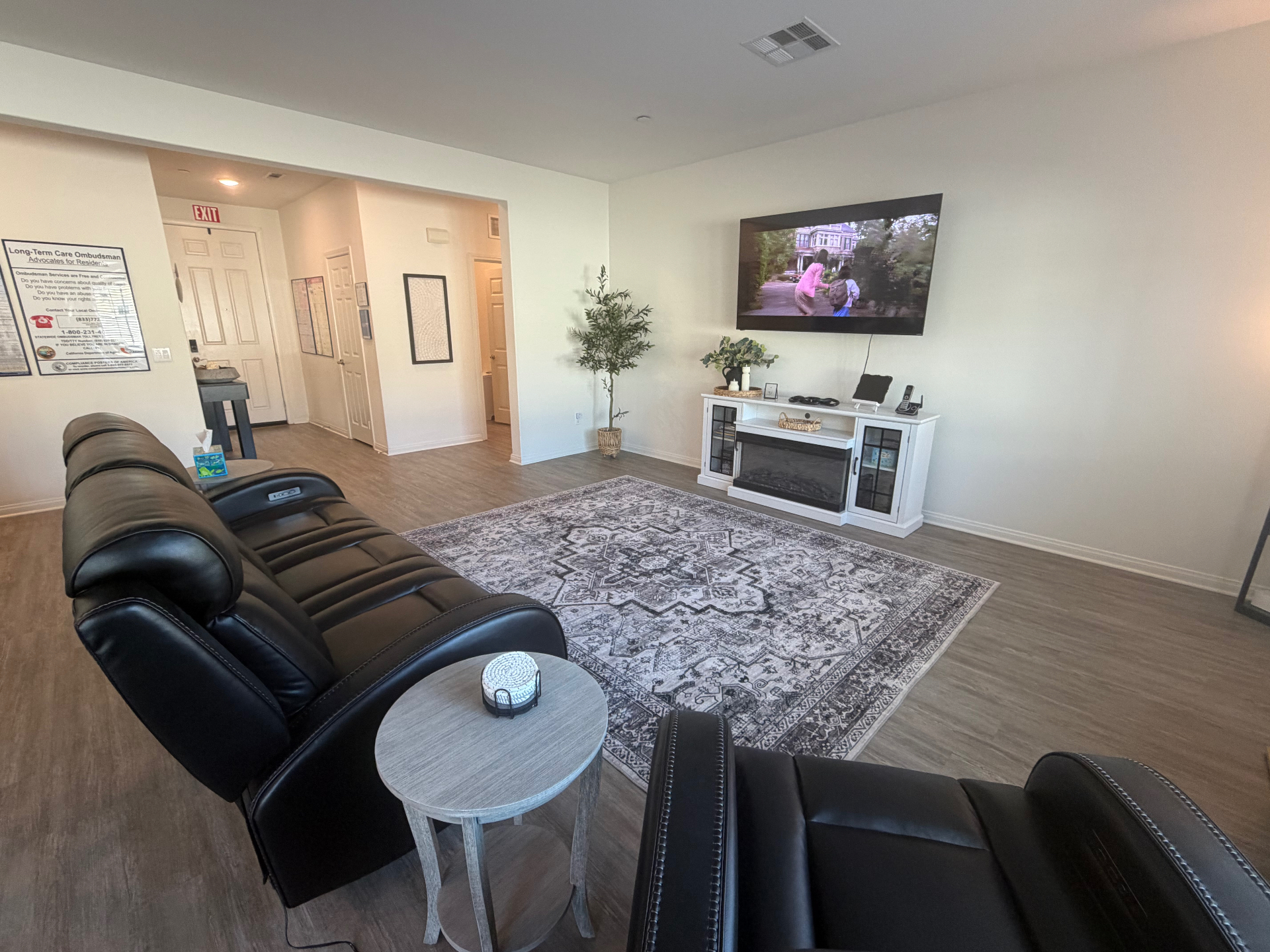 Common living room with recliners and fireplace at Casa De Luna
